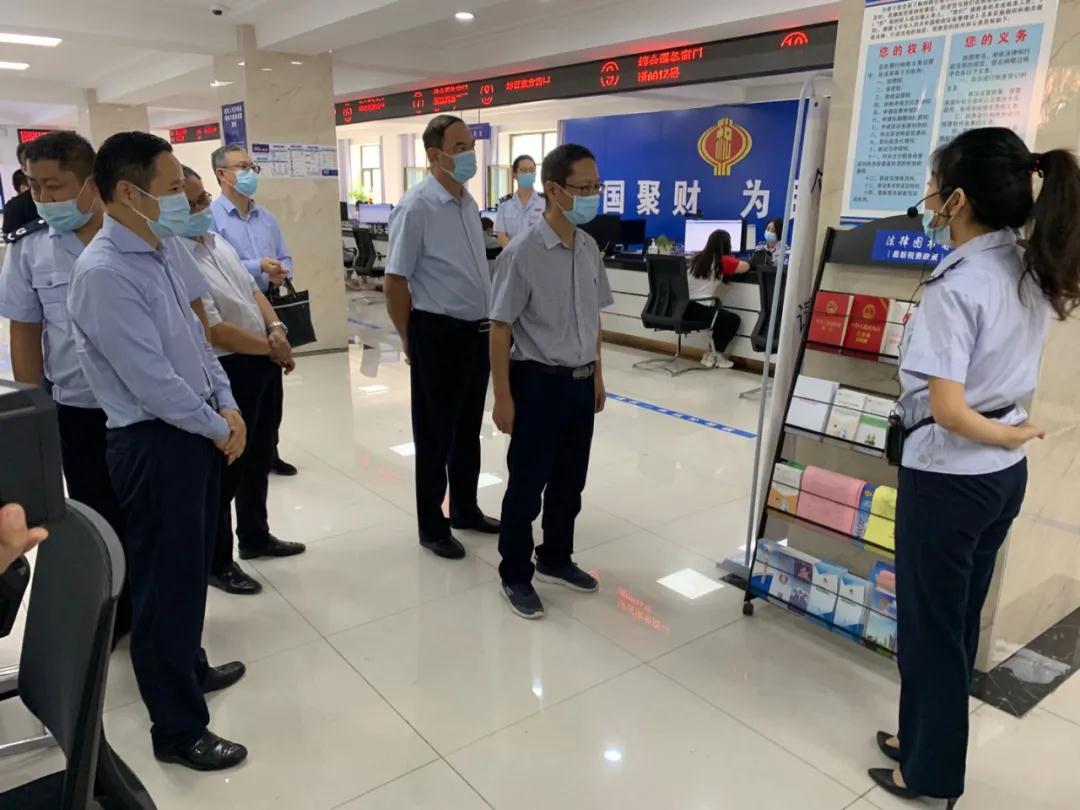 图为第二检查验收组在托克逊县税务局检查法治宣传工作.