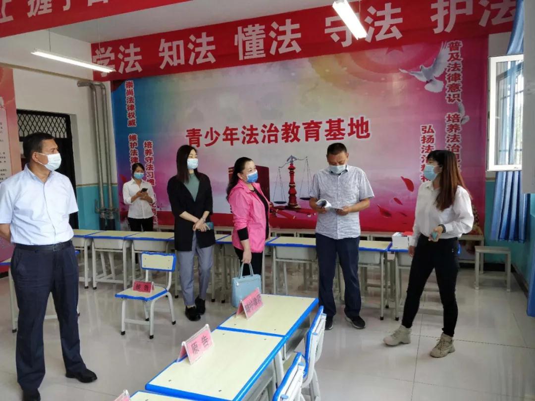 图为第一检查验收组在伽师县第二小学检查普法工作.